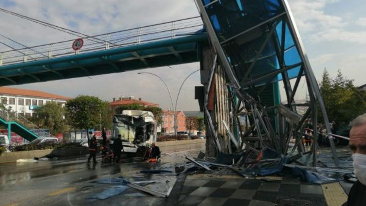 Ankara’da feci kaza. EGO otobüsü üst geçide çarptı.