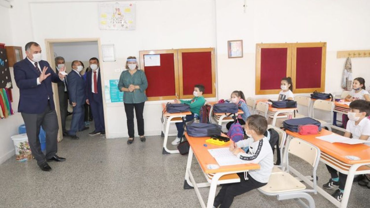 Çankaya’da çocuklara kırtasiye seti hediyesi