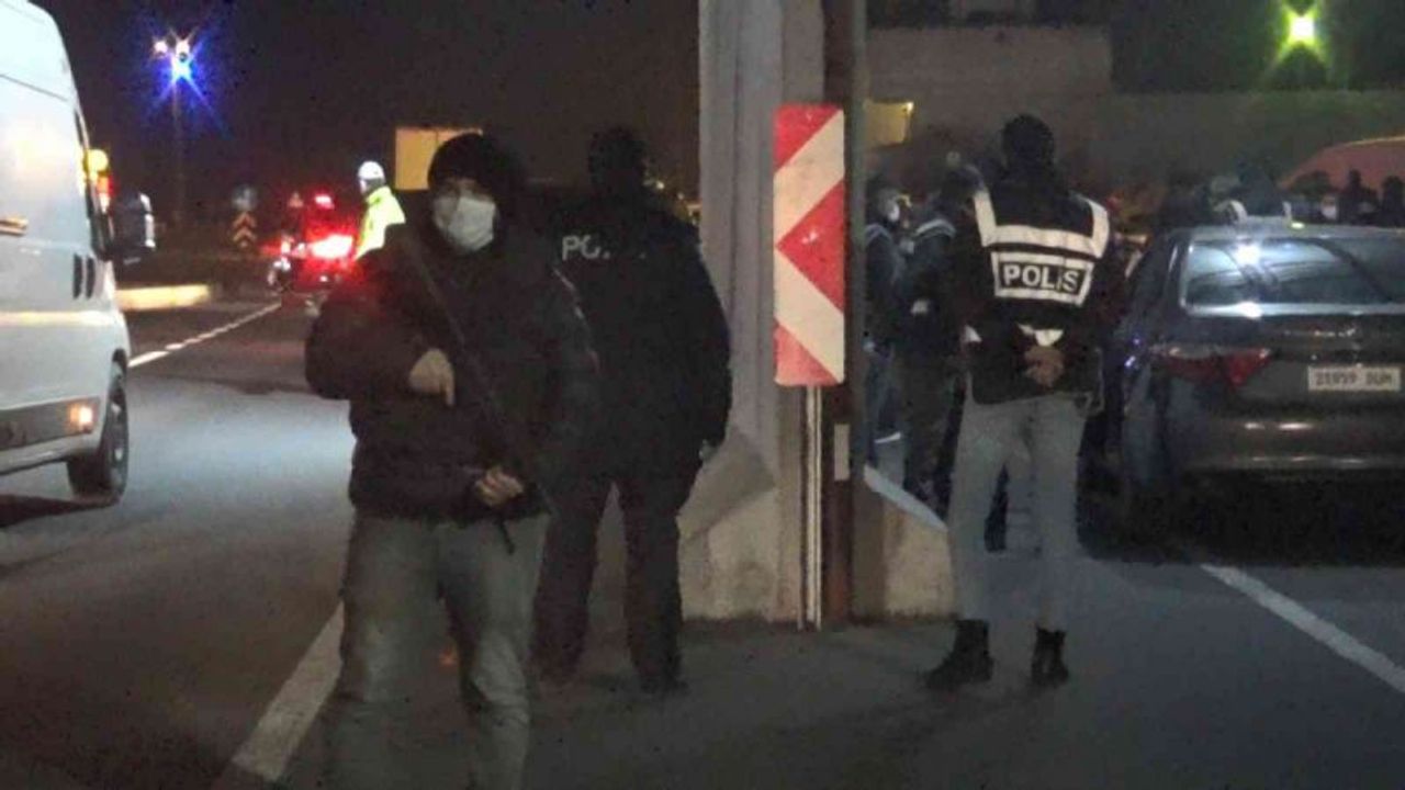 Diyarbakır Valisi Karaloğlu, yeni yılın ilk saatlerinde güvenlik güçlerini ziyaret etti
