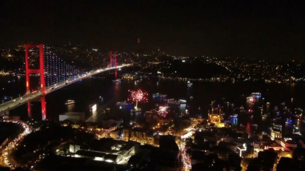 15 Temmuz Şehitler Köprüsü’nde yılbaşı coşkusu havadan görüntülendi