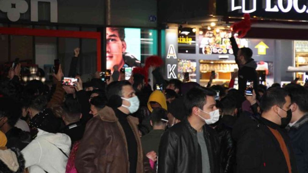 Ankara’da vatandaşlar yılbaşını Kızılay’da kutladı