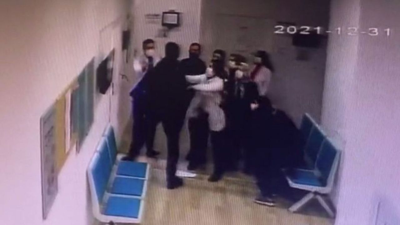 Aile Sağlığı Merkezi’nde doktora yumruklu saldırı kamerada