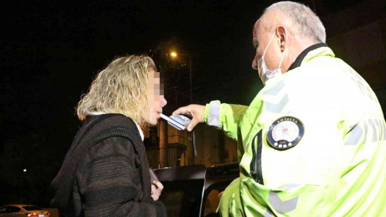 Otomobiliyle sitenin duvarına giren ’nezaketli’ alkollü sürücüden, üst üste özeleştiriler
