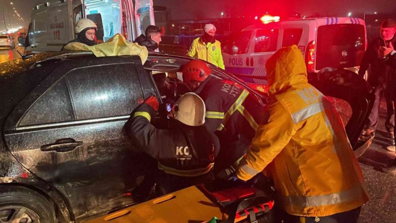 Kaza yaptı, otomobilde sıkışan kız arkadaşını bırakıp kaçtı