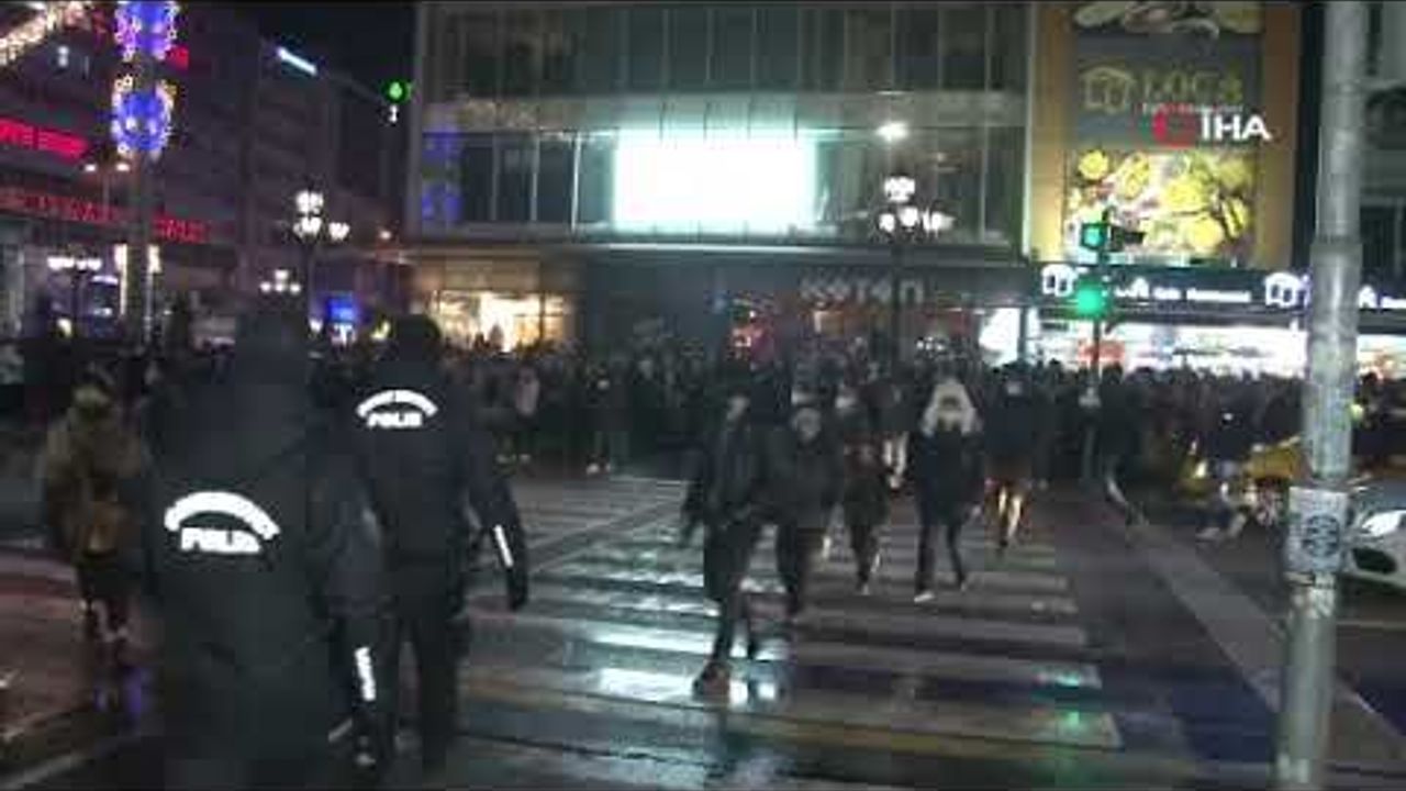 Ankara’da vatandaşlar yılbaşını Kızılay’da kutladı