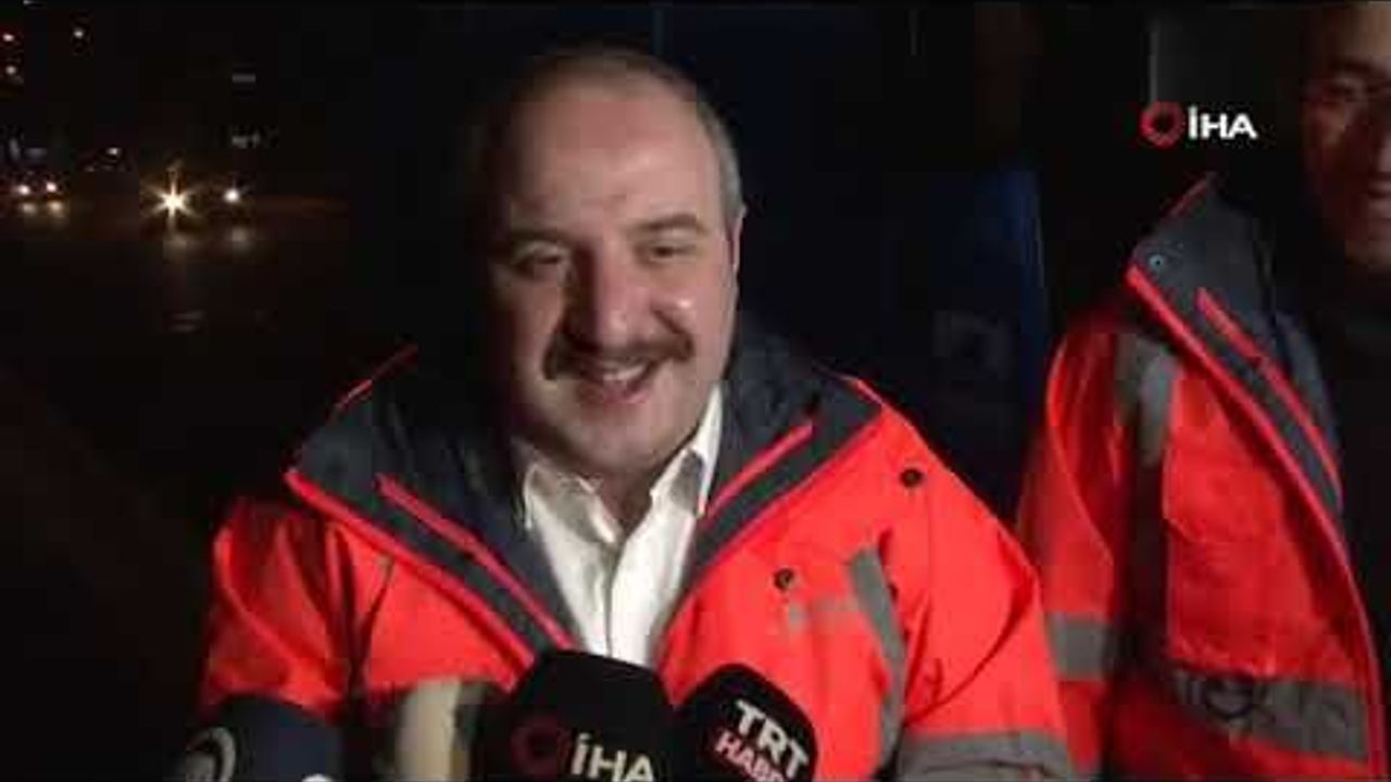 Bakan Varank yılbaşına temizlik görevlileri ile birlikte girdi