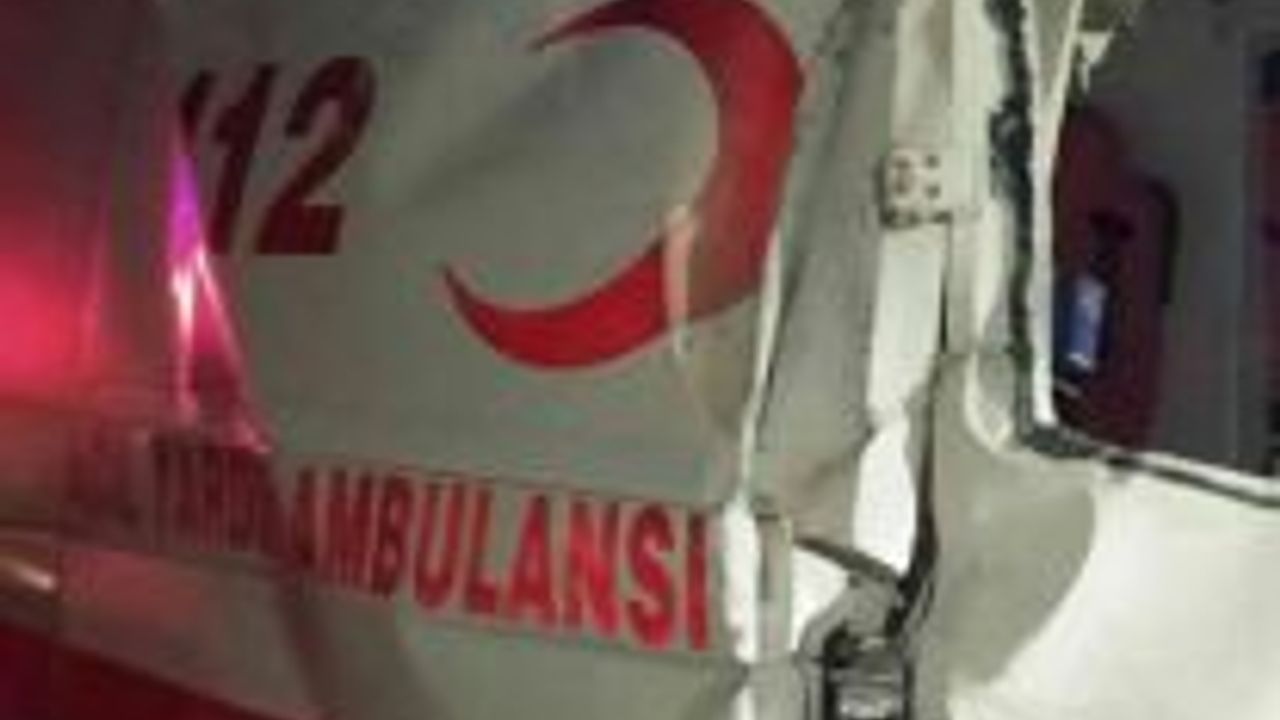 Hasta taşıyan ambulans buzlanma nedeniyle kaza yaptı: 1 yaralı