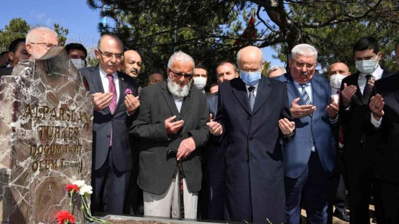 Alpaslan Türkeş, vefatının 25’inci yılında kabri başında anıldı