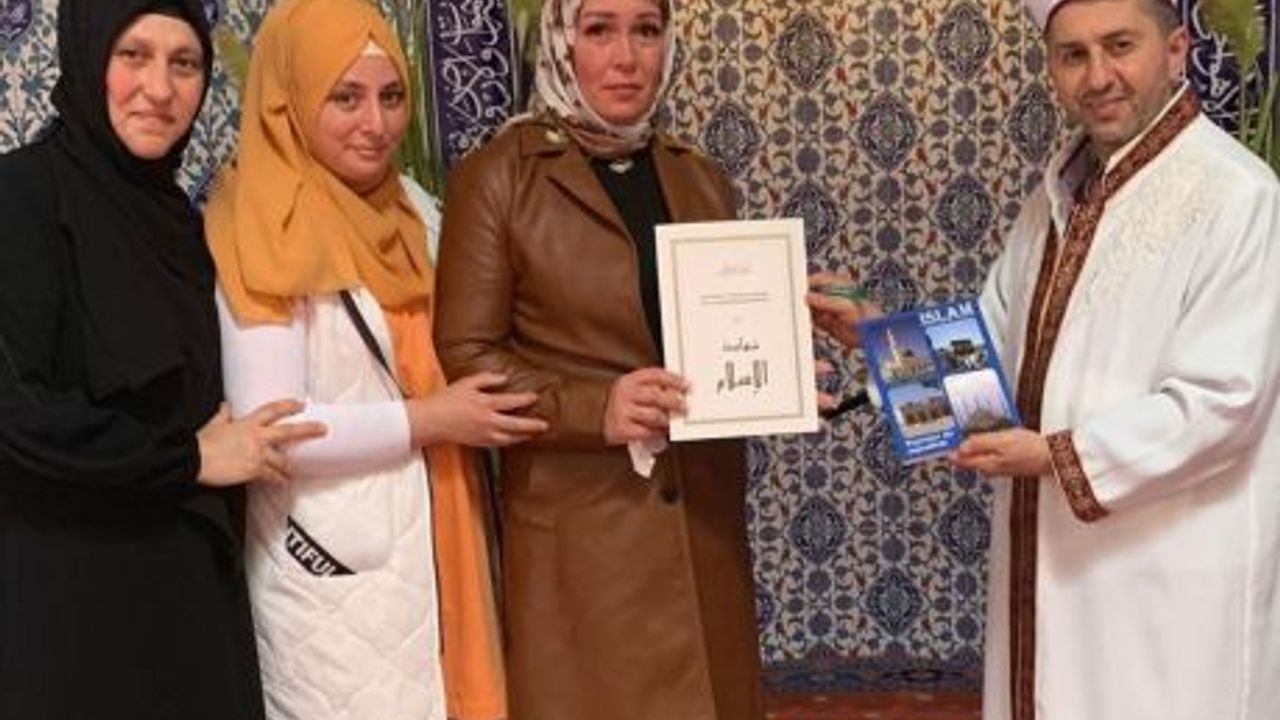 Savaştan kaçarak sığındığı Almanya’da müslüman olan 4 çocuk annesi Ukraynalı kadın "Ayşe" ismini aldı