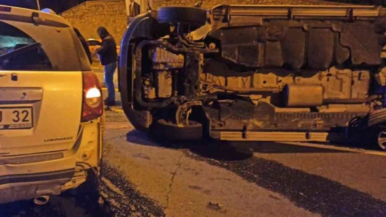 Saadet Partili üyeleri taşıyan minibüs devrildi: 8 yaralı