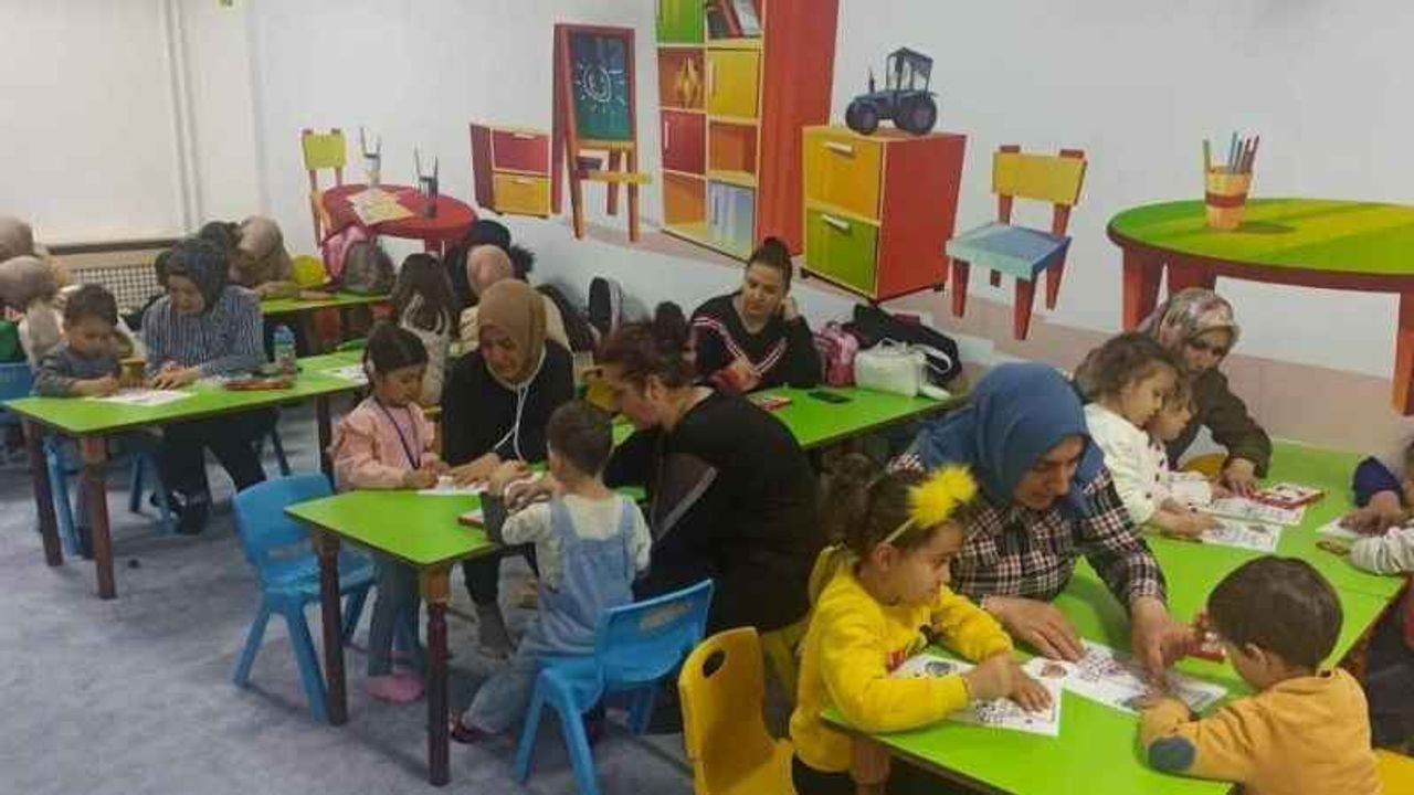 Sincan anne çocuk oyun evinde çocuklar hayallere dokunuyor