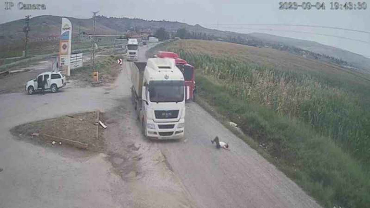 Ankara'da Yolun karşısına geçmeye çalışan çocuğa tır çarptı