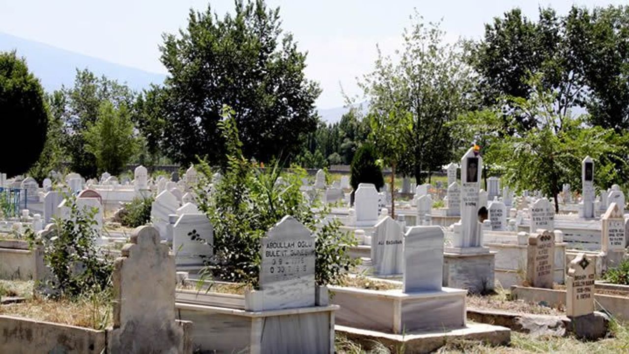 Ankara'da Mezarlıkta Pes Dedirten Kavga: 'Bakmadın' Tartışması Arbedeye Dönüştü