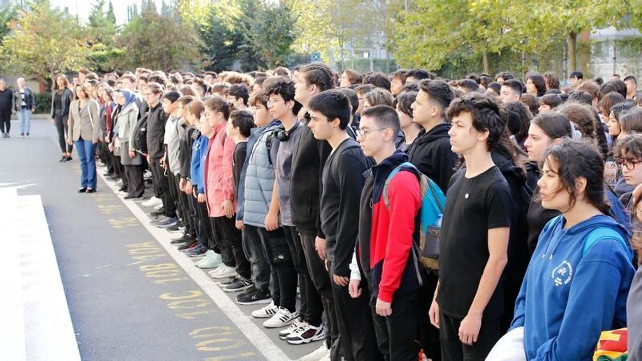 9 Eylül’de Okullarda Şehitler İçin Özel Anma: Bayrak Töreni Öncesi Bir Dakikalık Saygı Duruşu!