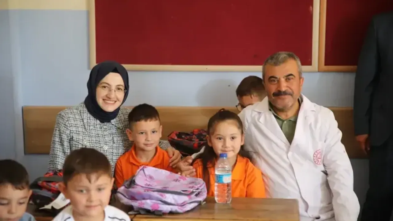 Başkan Ayık’tan Eğitime Tam Destek: 1200 Öğrenciye Çanta ve Kırtasiye Seti