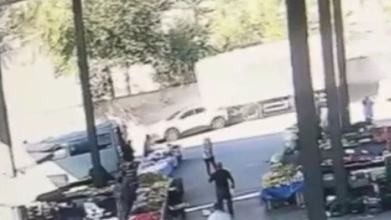 Yenimahalle'de Facıadan Dönüldü: Market Tırının Dorsesi Yola Savruldu.