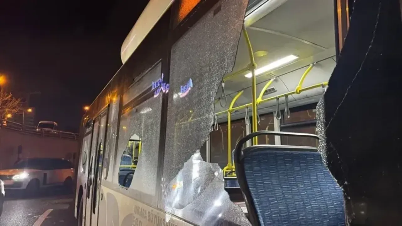 Ankara'da belediye otobüsüne saldırı: Camlar parçalandı