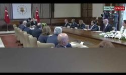 Kameralar önünde ilginç anlar! Erdoğan konuşmaya başlayınca gelip uyardılar: Canlı yayında değiliz