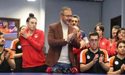 Engelli sporcular Bakan Kasapoğlu ile masa tenisi oynadı
