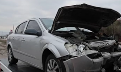 Ankara'da 2 otomobilin karıştığı kazada 6 kişi yaralandı