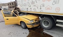 Pikabın kamyonetin altına girdiği kazada 1 kişi ağır yaralandı