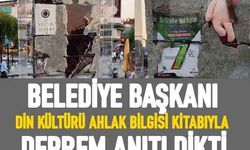 Belediye başkanı şehrin meydanına Din Kültürü ve Ahlak Bilgisi kitabıyla deprem anıtı yerleştirdi