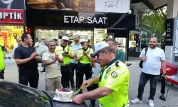Emekli Olan Polise Pastalı Kutlama