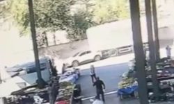 Yenimahalle'de Facıadan Dönüldü: Market Tırının Dorsesi Yola Savruldu.