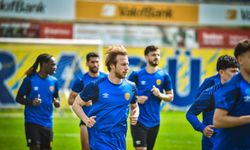 Teknik Direktör Mustafa Kaplan, performansla parlayan isimleri ödüllendirdi