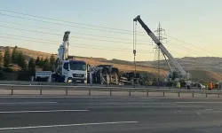Etimesgut’ta beton mikseri otomobilin üzerine devrildi: 6 yaralı