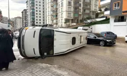 Ankara Mamak’ta kaygan yolda minibüs devrildi