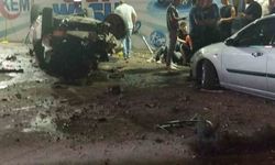Direksiyon hakimiyetini kaybetti, araç oto yıkamaya uçtu