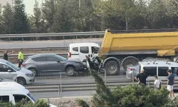 Ankara'da feci kaza: Motosiklet iki araç arasında sıkıştı