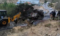 Elmadağ’da saman yüklü tır peş peşe yandı