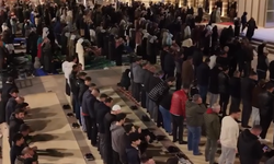 Beştepe Millet Camii'nde Kadir Gecesi Yoğunluğu: Vatandaşlar Avluya Taştı