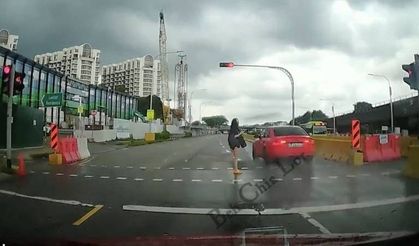 Audi zooms past red light at Lentor Avenue, narrowly misses pedestrian