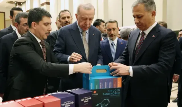 Cumhurbaşkanı Erdoğan, Külliye’deki kitap fuarını ziyaret etti