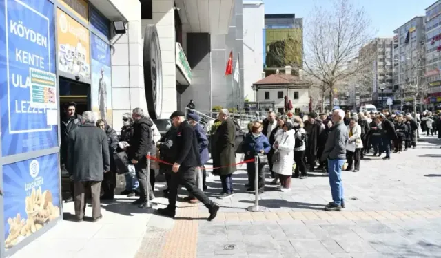 Ankara Büyükşehir Belediyesi’nin uygun fiyatlı et satışı, vatandaşlardan büyük ilgi görüyor