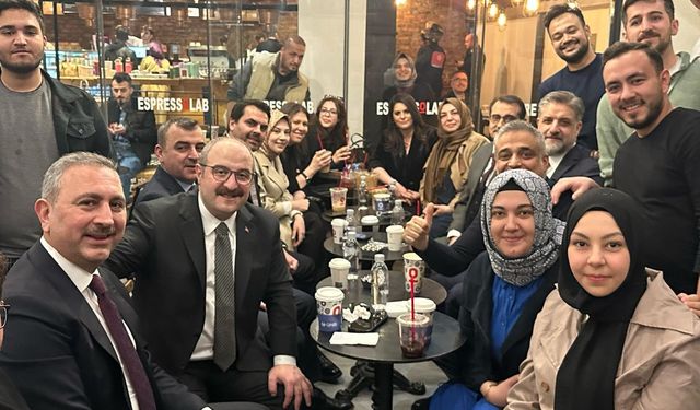 Özel'in boykot çağrısının ardından AK Parti yetkilileri Espressolab'a akın etti