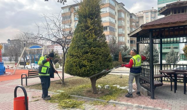 Etimesgut Belediyesi'nden yaz öncesi seferberlik: Parklar baştan aşağı temizleniyor