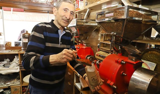Ankara'nın en eski kuru kahvecisi Gül Kahve'de bayram hareketliliği