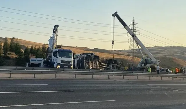 Etimesgut’ta beton mikseri otomobilin üzerine devrildi: 6 yaralı