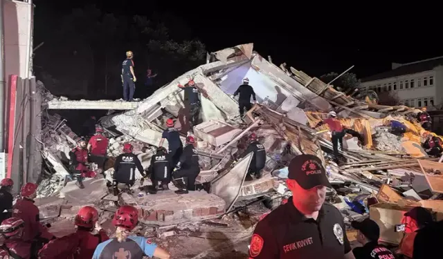 Balıkesir’de şiddetli deprem: 16 bina yıkıldı, 1 kişi hayatını kaybetti