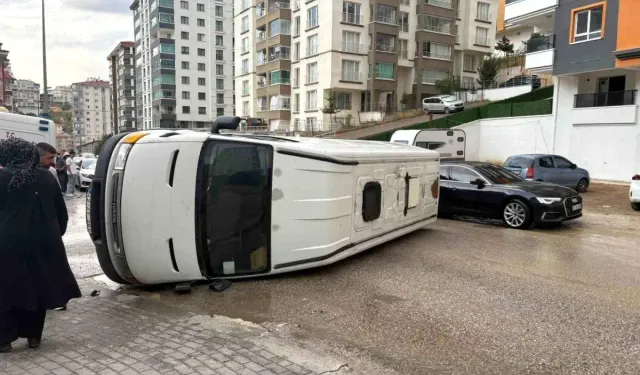 Ankara Mamak’ta kaygan yolda minibüs devrildi