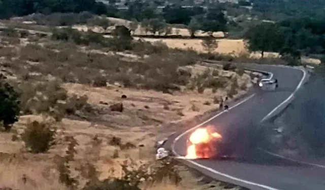 Gölbaşı’nda seyir halindeki otomobil alev aldı