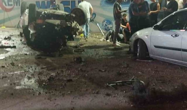 Direksiyon hakimiyetini kaybetti, araç oto yıkamaya uçtu