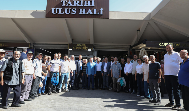 Fuat Oktay Ulus'ta hal esnafı ile buluştu