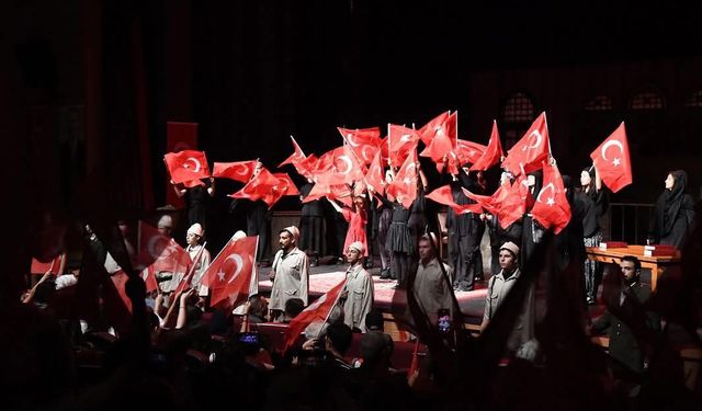 Pursaklar’da Zafer Bayramı coşkusu tiyatro ile taçlandı