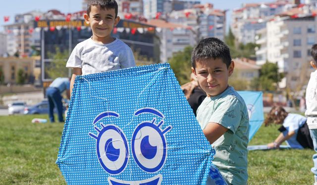 Etimesgut’ta gökyüzü renklendi: Uçurtma şenliği coşkusu