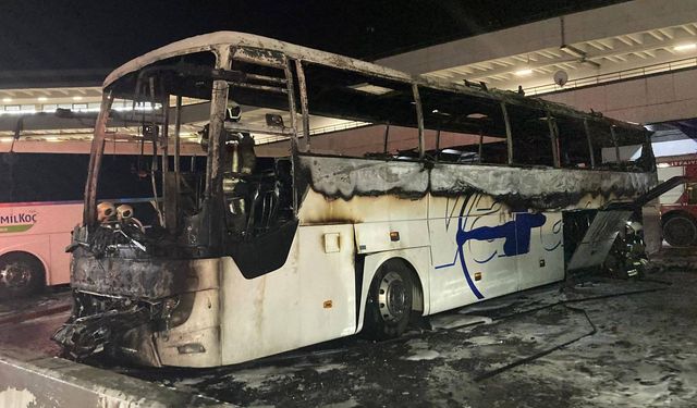 AŞTİ’de panik anları: Park halindeki otobüs alev alev yandı!